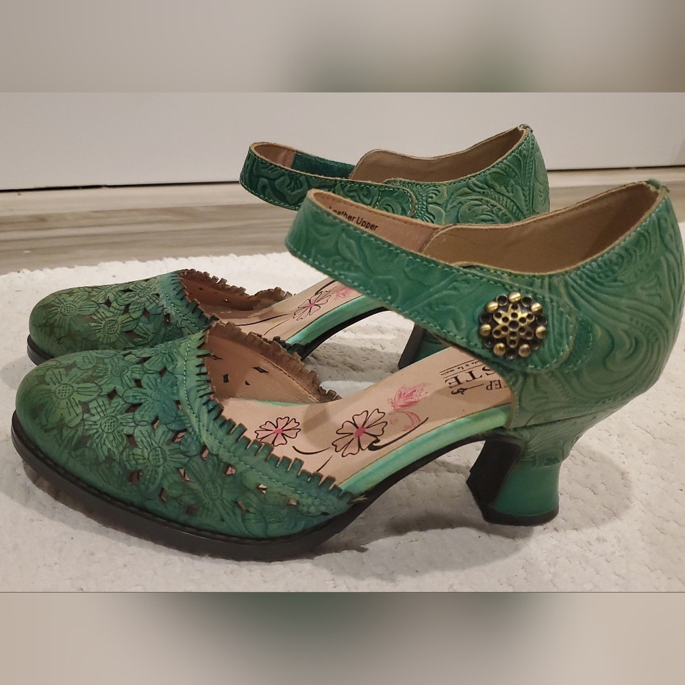 L'Artiste Leather Green Heels.  Size 38